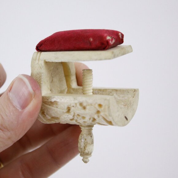 RARE Early Victorian Bone carved table pin cushion with vice clamp, bird cloud - Picture 2 of 7